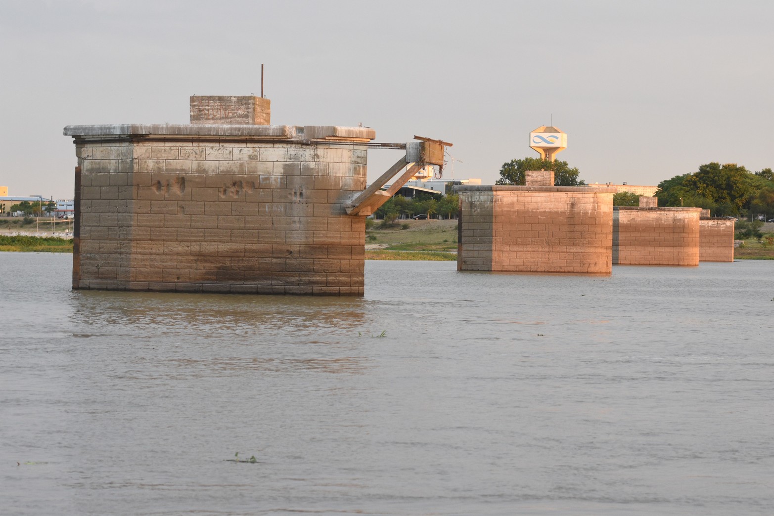 ¿Problema resuelto en Santa Fe? Quién retiró los embalsados atascados en la desembocadura de la laguna Setúbal? Distintos organismos explicaron hace unos días que no podían hacerlo. Hasta que llegó la solución: el repunte del río Paraná se encargó de mover la gran masa de embalsados. Foto: Manuel Fabatía