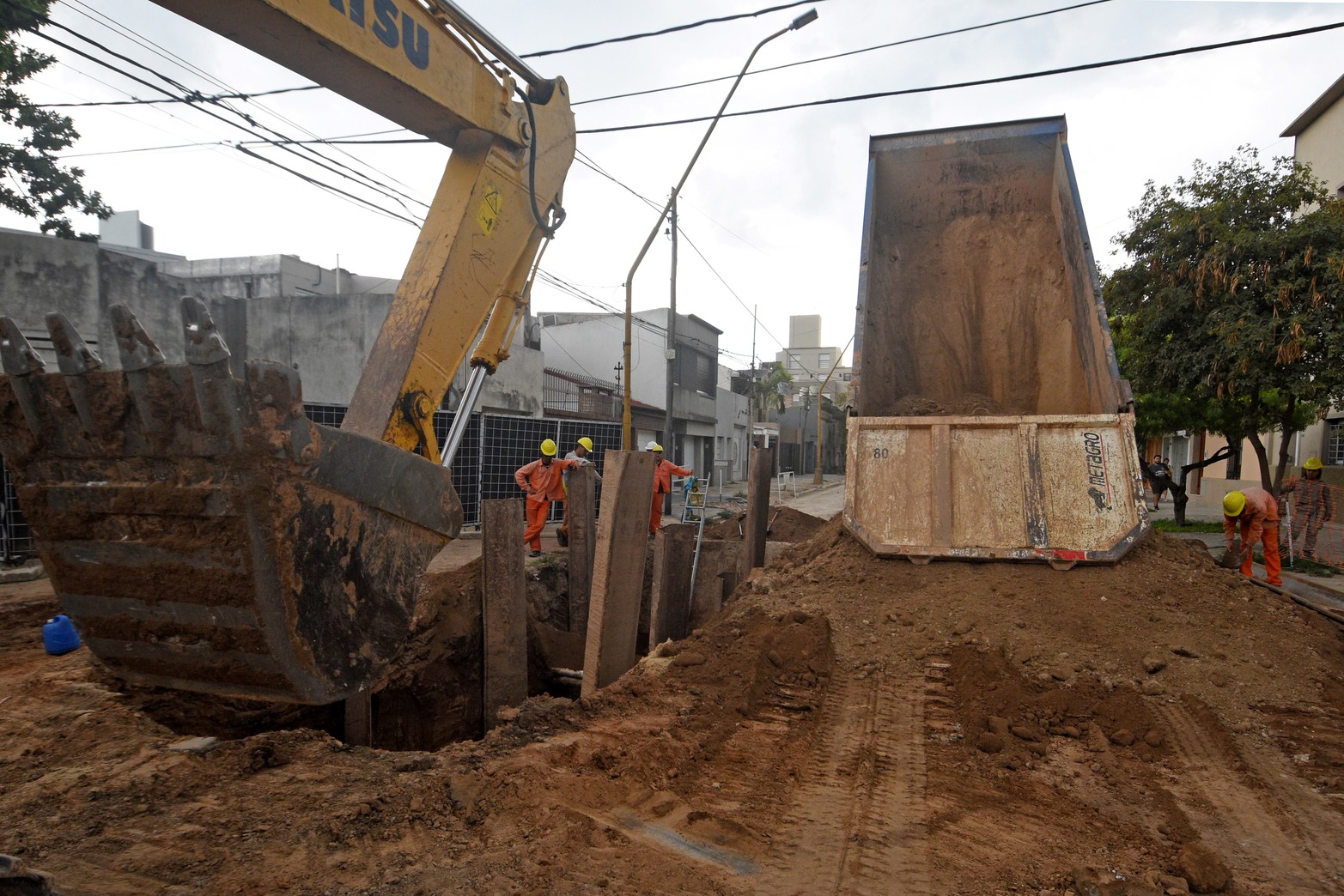 Sigue su marcha la ampliación de la planta potabilizadora. Ya se colocó un tercio del acueducto de la nueva planta "espejo" de Aguas Santafesinas. Esta semana arrancó un nuevo frente de obra con el tendido de cañerías en Alberdi al 3000 y siguen los trabajos dentro de la planta.