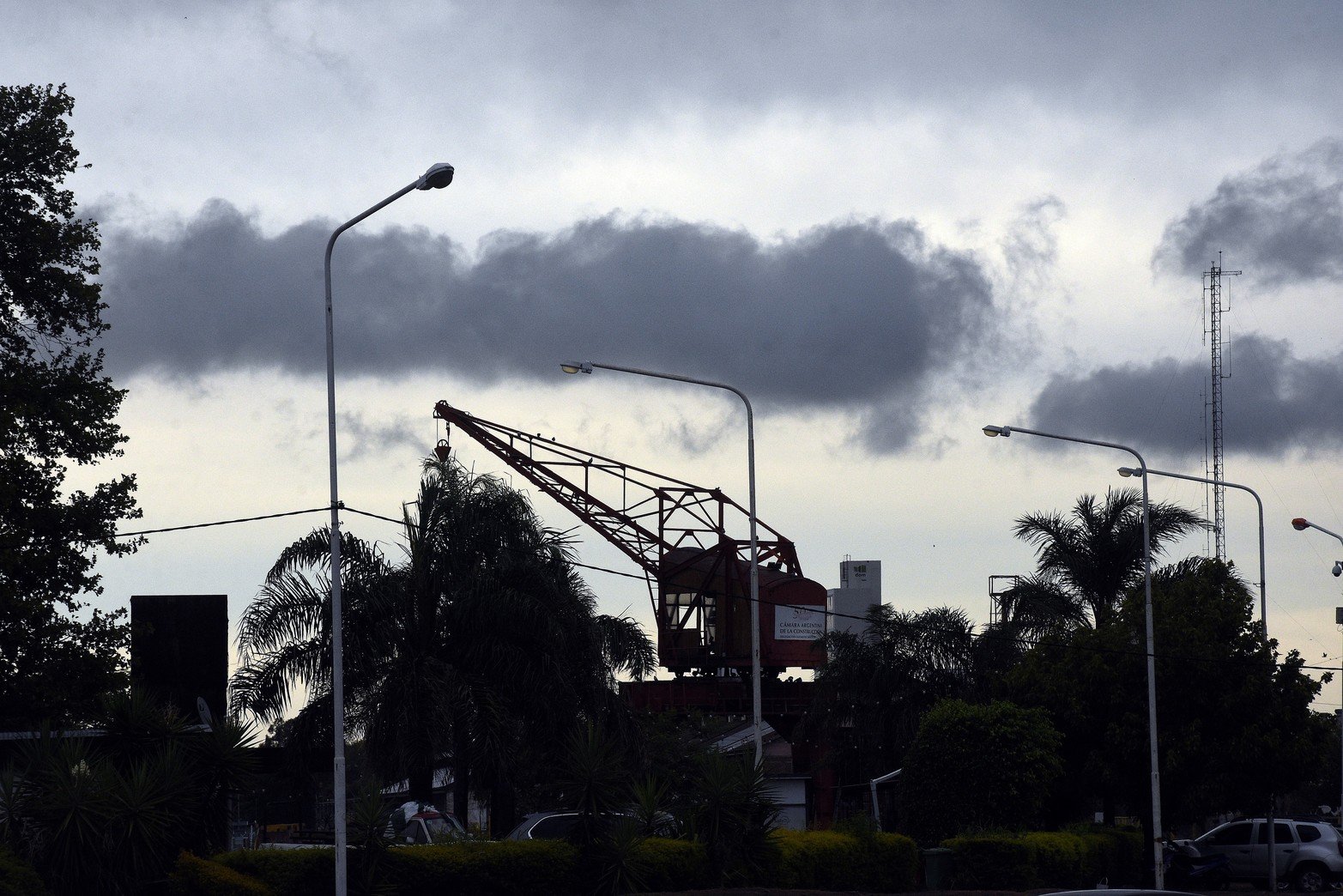 30 mm en 2023, 130 mm en 2022. La sequía que afecta la región por tercer año consecutivo no da respiro. Si bien se anuncia el fin de la etapa de La Niña, los datos pluviométricos en la ciudad de Santa Fe de enero muestran que la situación es aún peor que el año pasado. Foto: Guillermo Di Salvatore