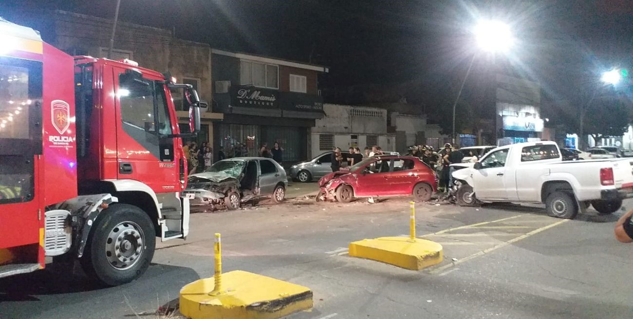 Impactante choque entre tres autos en Avenida Aristóbulo del Valle