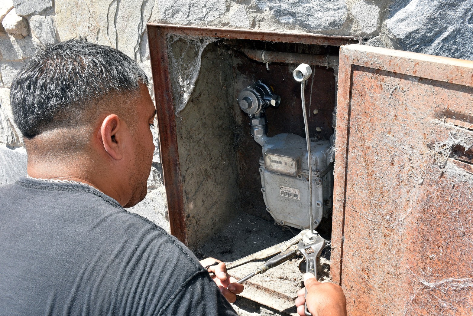 Nueva modalidad para robar bronce. Los picaportes de puertas y los flexibles de gas pasaron a ser botín para los ladrones. En barrio San Lorenzo los vecinos piden mayor patrullaje de la policía para evitar estos hechos delictivos. Foto: Guillermo Di Salvatore