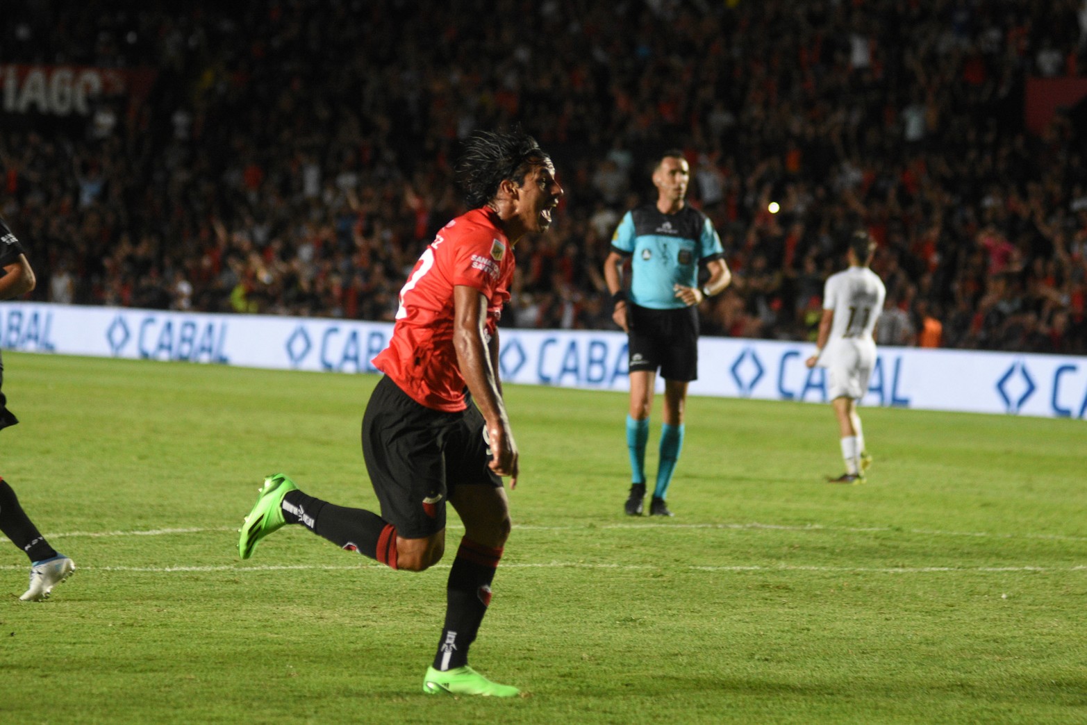 El gol del descuento. Sobre el final del partido, el ingreso de Benítez puso a Colón a tiro del empate y le sumo dramatismo al final.