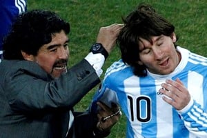 Diego Maradona junto a Lionel Messi en el Mundial de Sudáfrica 2010.