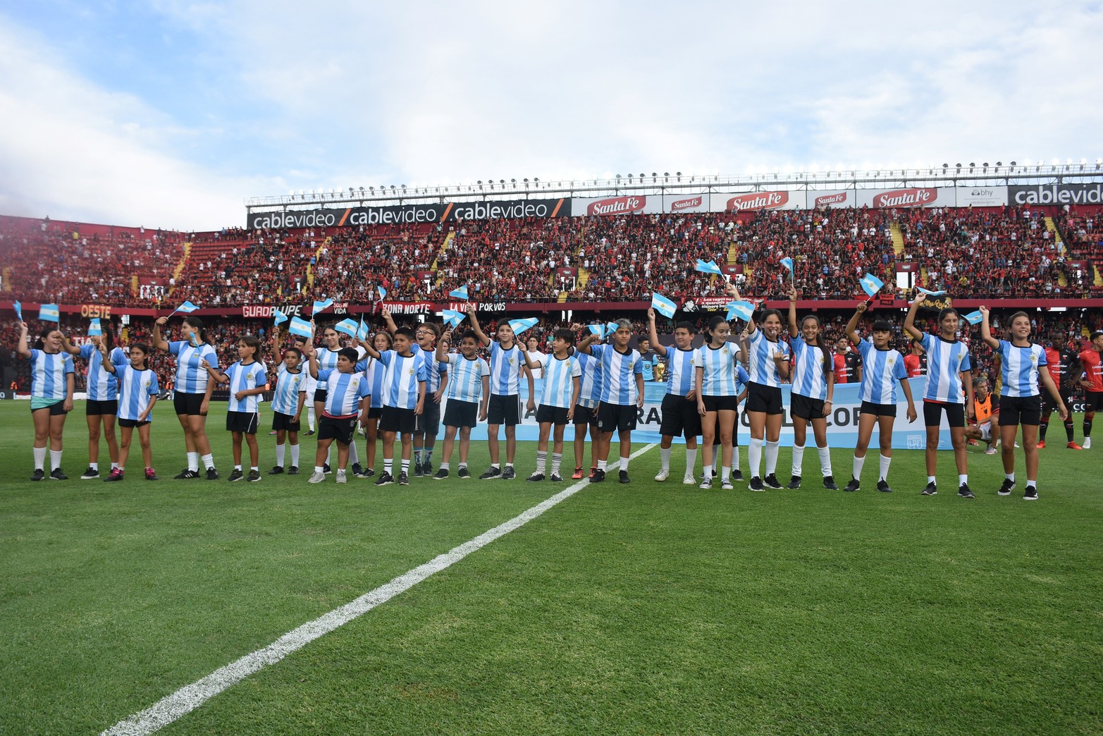 Los jugadores entraron con niños vestidos con la camiseta de la selección Argentina.