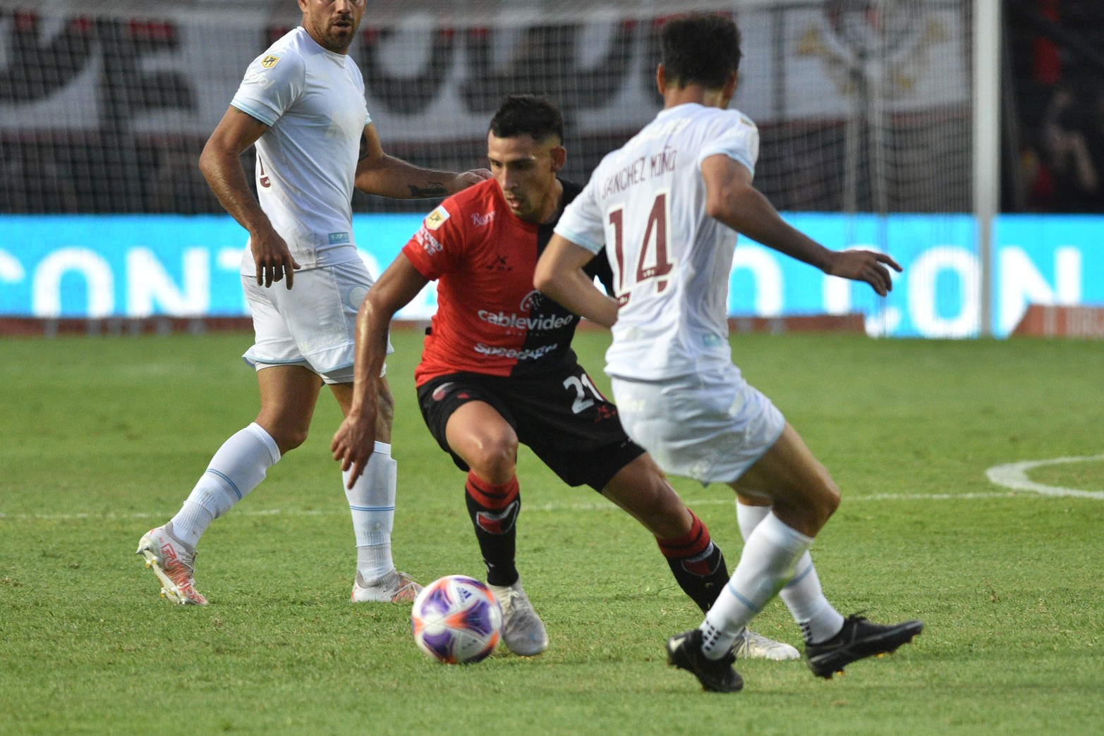 Eric Meza, no tuvo una buen partido para desbordar.