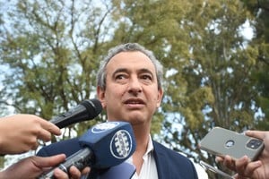 "El intendente está en mitad de la lluvia en una ciudad que no lo quiere demasiado y, además, sin paraguas, pero "el detalle" es que está solo en la foto... sin rivales para las elecciones de septiembre… si es que quiere presentarse". Crédito: Marcelo Manera / Archivo