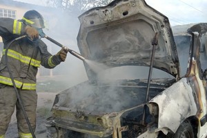 El personal de bomberos cerró la válvula de los tubos de GNC a los fines de evitar una explosión de la unidad en llamas.