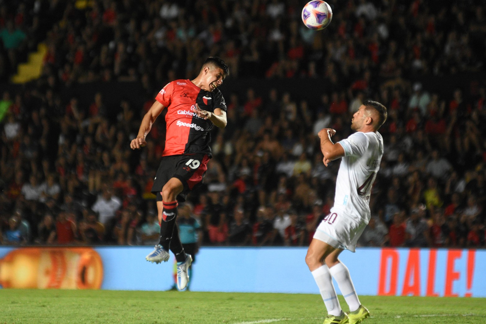 Colón comenzó el torneo con una derrota de local frente a Lanús. 