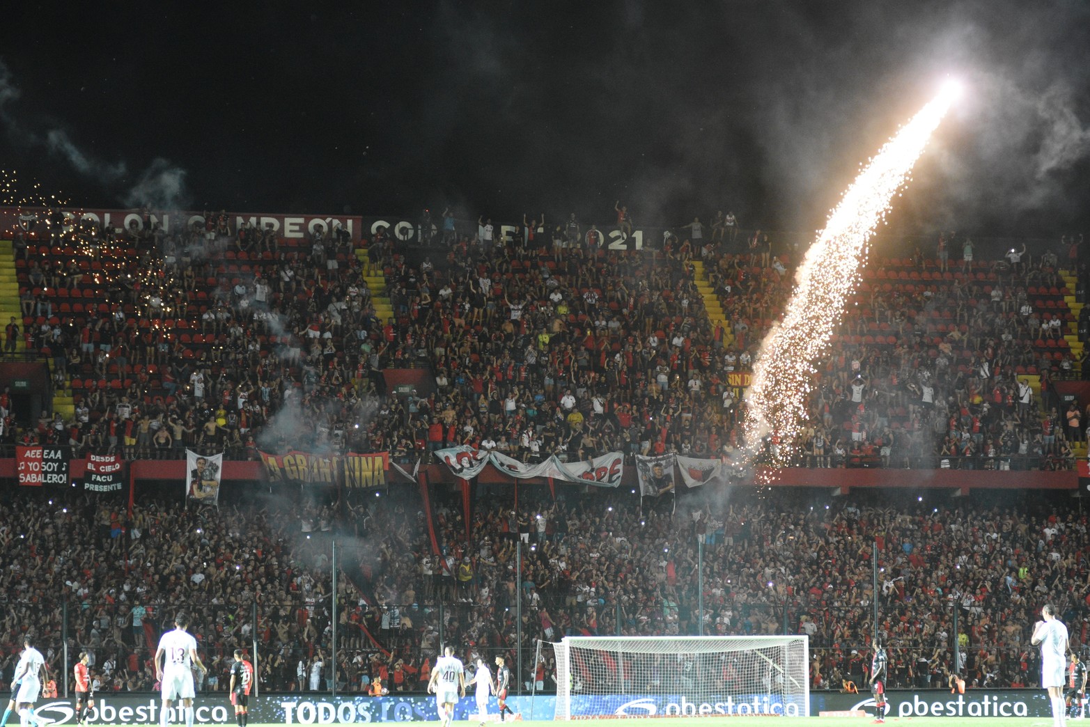 Las bengalas. El partido fue demorado unos minutos cuando empezaron a tirar fuegos artificiales.