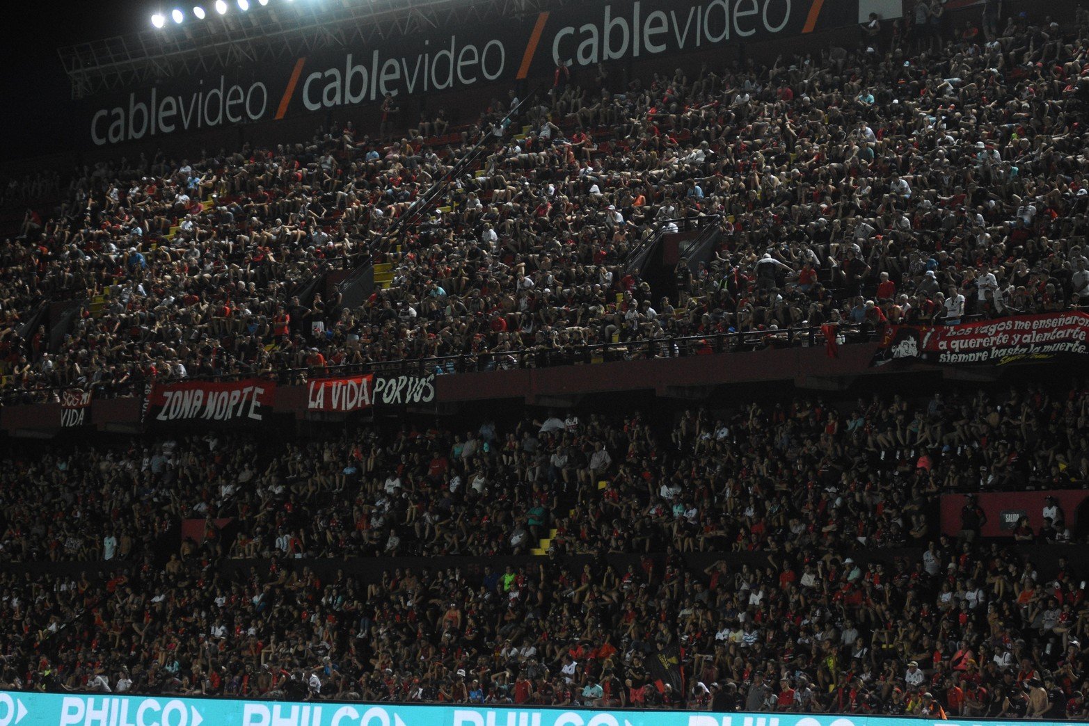 La tribuna este, en ambas bandejas, estuvo casi llena.