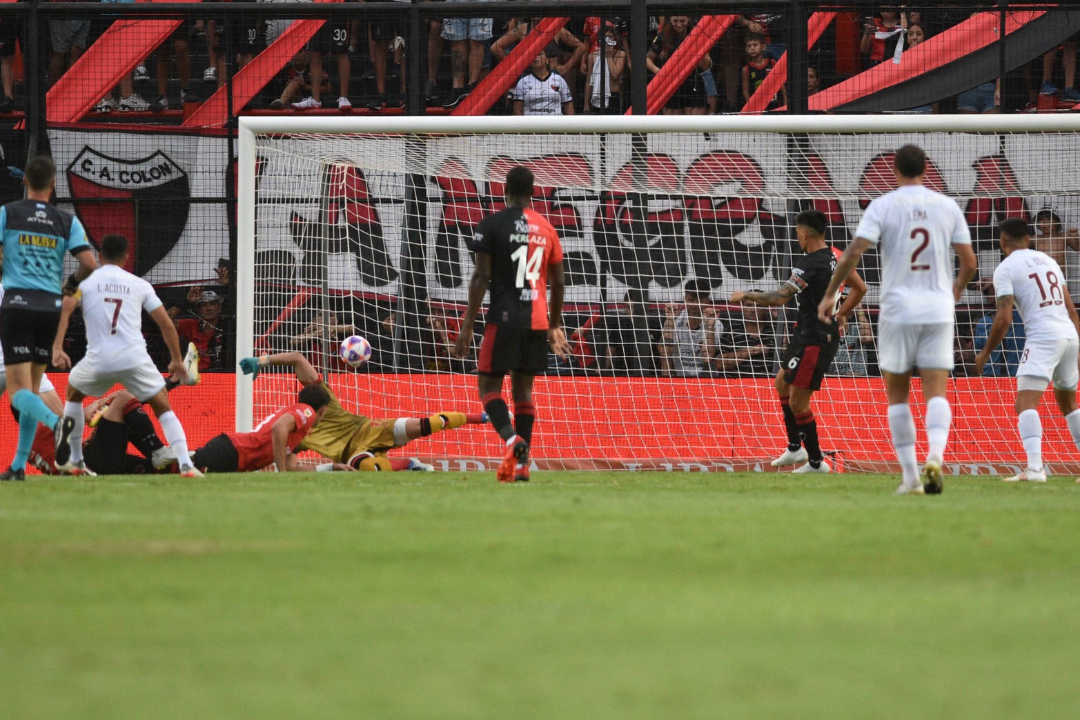 El primer gol de Lanús que abrió el marcador en el primer tiempo a los 11 minutos.