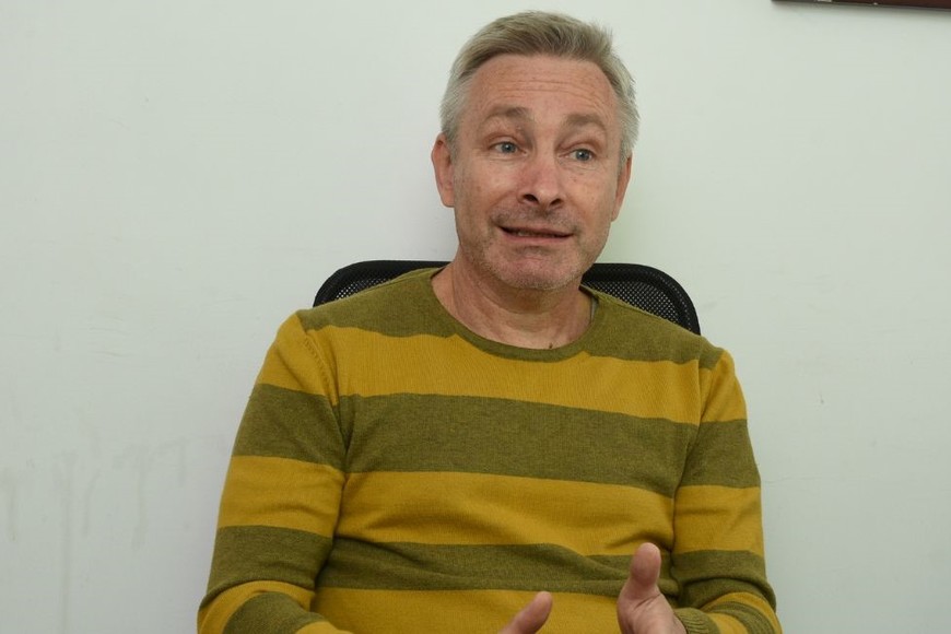 El Prof. Gustavo Peretti analiza la estructura demográfica de las Islas Malvinas y sus cambios desde fines de 2015. Es un especialista en el tema. Créditos: Flavio Raina