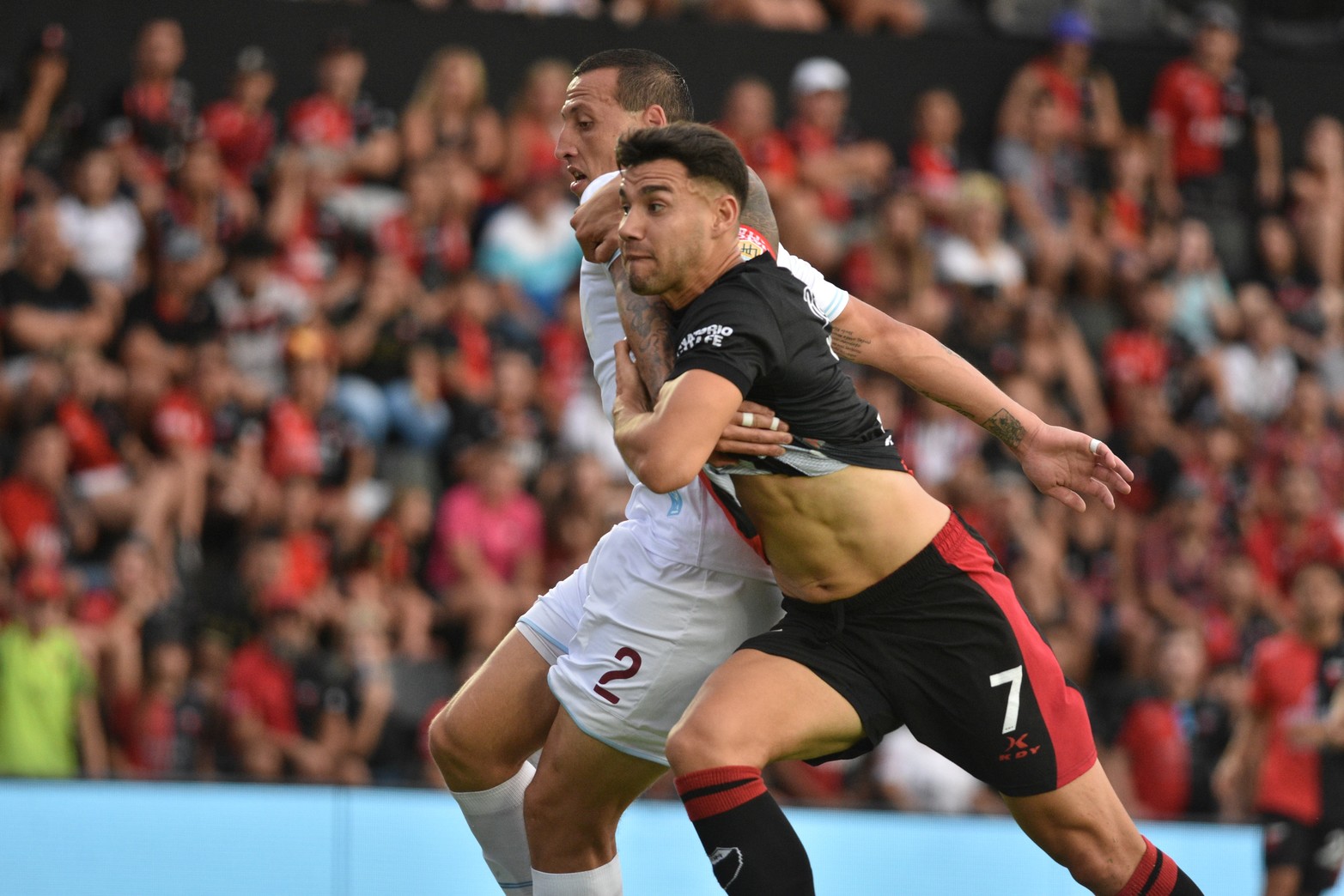 Una de las caras nuevas, Neris, lucha con el defensor Lema.