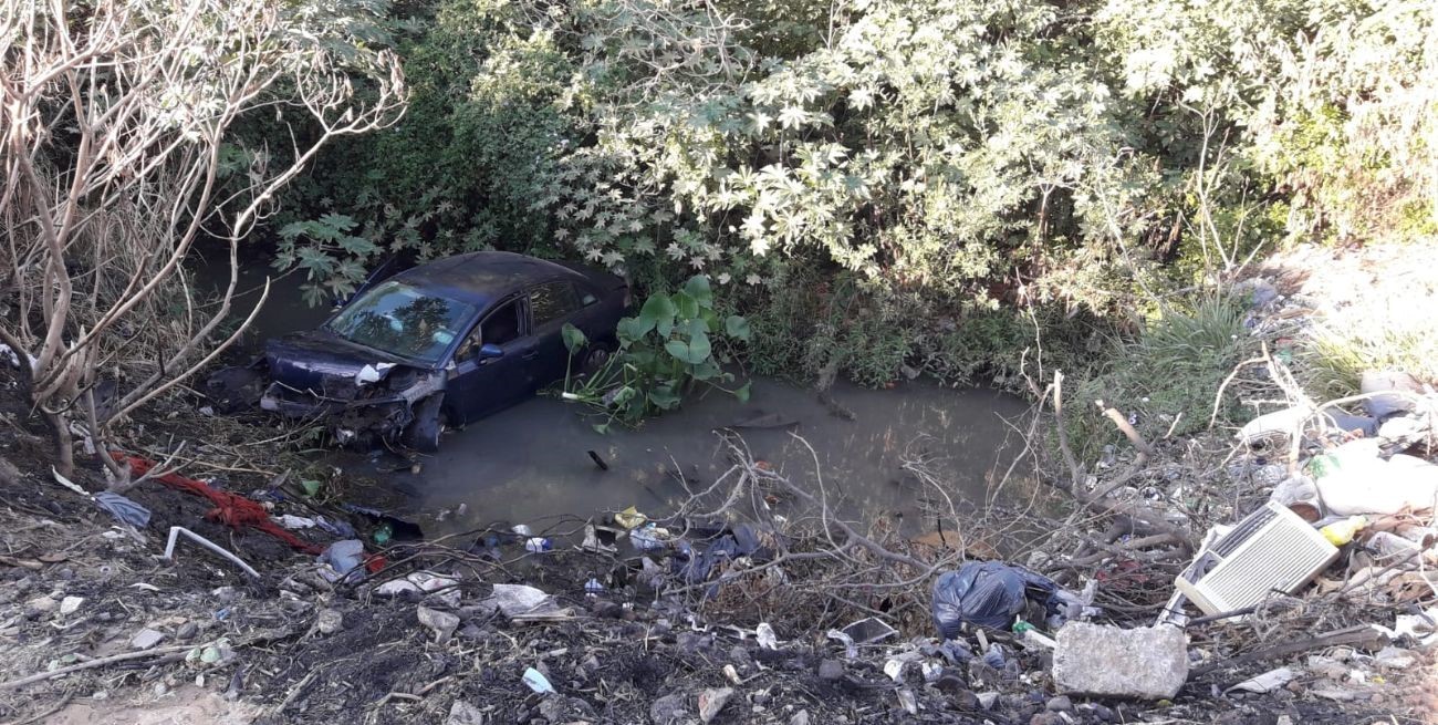 Trasladaron a un hombre por un vuelco y caída al zanjón en la zona ...