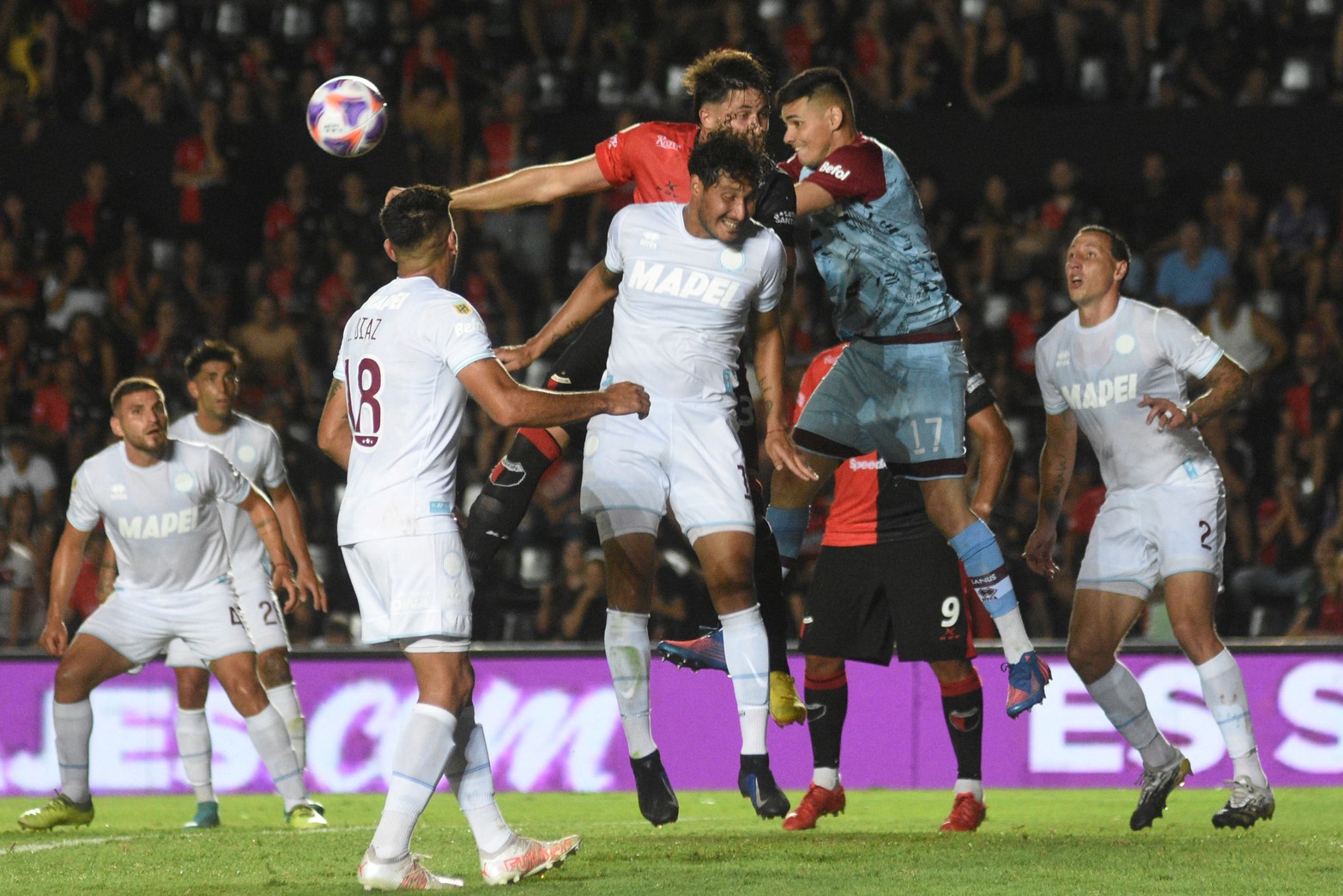 Colón intentó con los centros para encontrar situaciones de gol. 