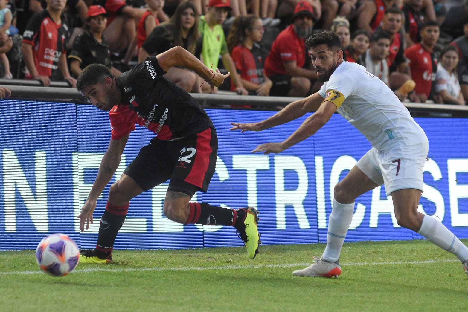 Alvarez intenta escapar de Lautaro Acosta de Lanús