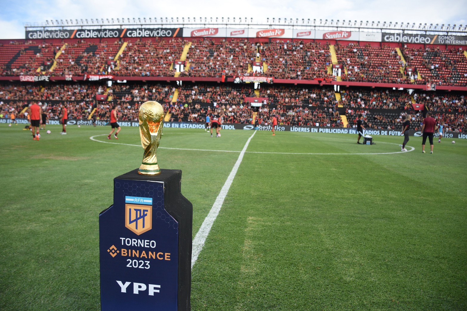 Una replica de la Copa del Mundo se exhibió en el estadio Brigadier López. 