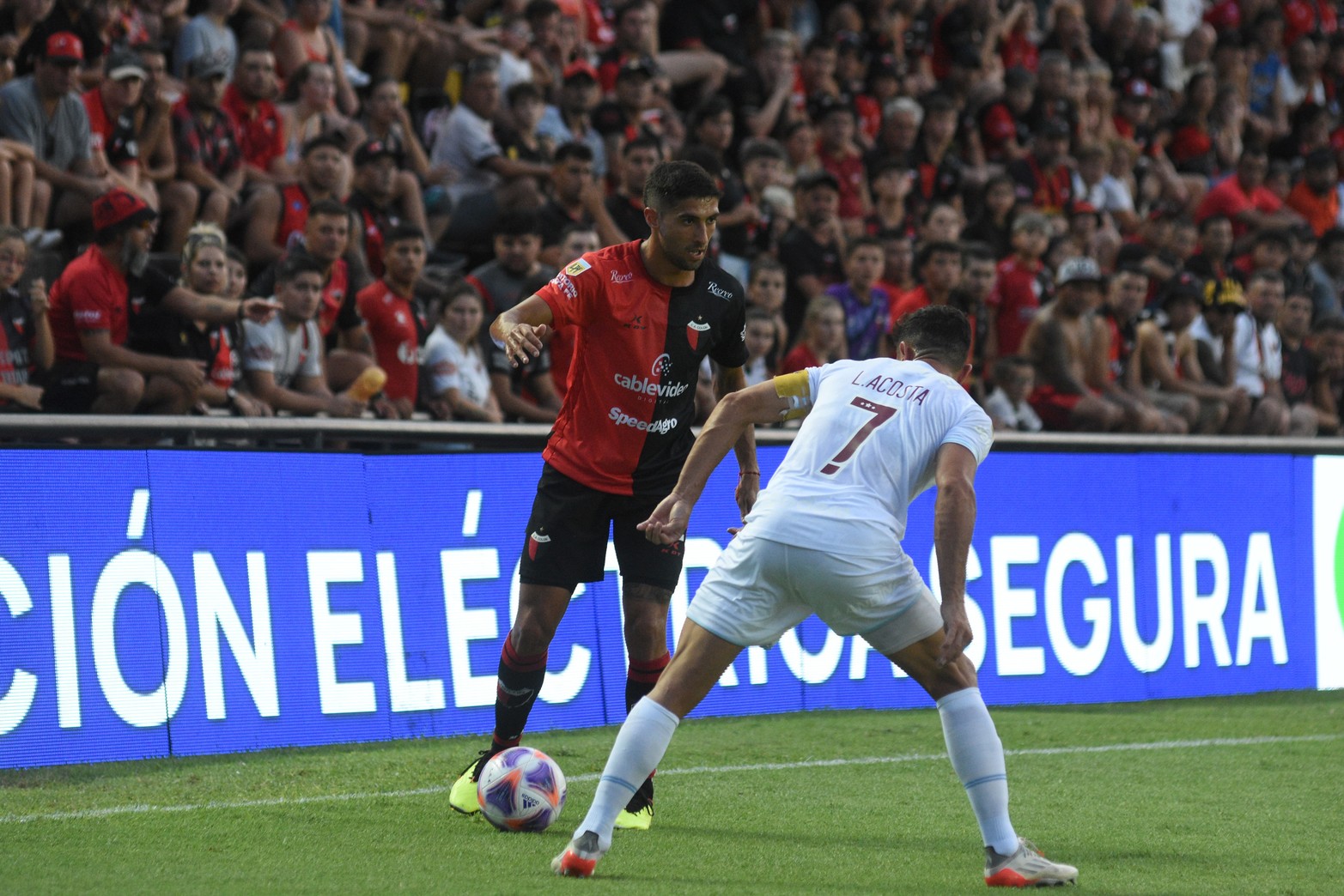 Colón, en el primer tiempo, jugó un partido para el olvido.