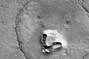 La "cara de oso" en el suelo de Marte. Crédito: HiRISE
