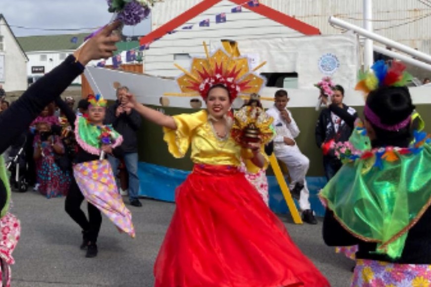 El recibimiento a la ciudadanía filipina que arribó a las Islas, el 12 de marzo de 2022 en la celebración por el día de la diversidad cultural, que tuvo como lema: "Una comunidad, Malvinas unida".
