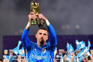 Franco Armani, el campeón del mundo que disputa la Liga, levantando el trofeo que pasea por las canchas argentinas.
