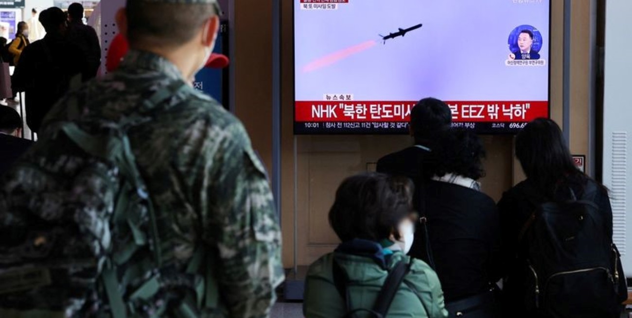 Las noticias emiten el lanzamiento de tres misiles balísticos al mar por parte de Corea del Norte, en Seúl, Corea del Sur. Crédito: REUTERS