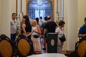 Más de mil personas de todas las edades se acercaron al centenario edificio de barrio Candioti para recorrer la muestra; y luego disfrutaron de la música en los jardines a cargo de Gonzalo Villarino e Itatí Barrionuevo y la feria de gastronomía y emprendedores locales. Foto: Gobierno de Santa Fe