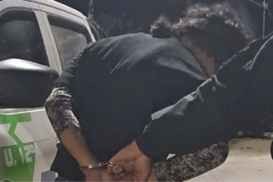 Jones Huala esposado mientras es trasladado detenido.