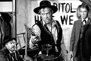 Civilización y barbarie son las fuerzas que pugnan a lo largo de la película de Ford. Un cowboy y un abogado devenido en político encarnan los extremos. Foto: Paramount Pictures