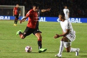 "Conejo" Benítez podría ser uno de los cambios en el 11 titular sabalero. El paraguayo convirtió el gol del descuento ante Lanús. Crédito: Manuel Fabatía