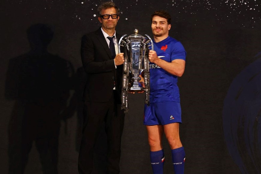 9, capitanes y campeones. Fabien Galthié se coronó en 2003. Por su parte, Antoine Dupont levantó el trofeo en la edición 2022. Crédito: Reuters.