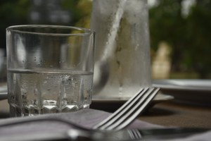 Los bares y restaurantes, obligados a ofrecer agua de red. Guillermo Di Salvatore