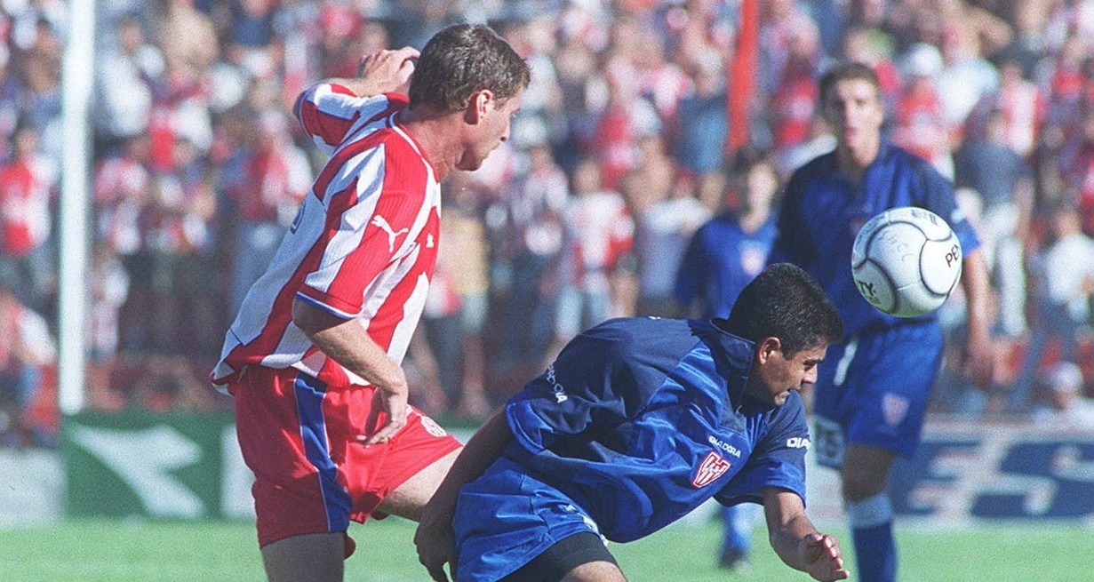 Una imagen del partido que se jugó en febrero de 2000 en Córdoba. El recordado Ruso Prátola intenta sacarle la pelota a Sarría, el habilidoso volante de Instituto. Crédito: El Litoral