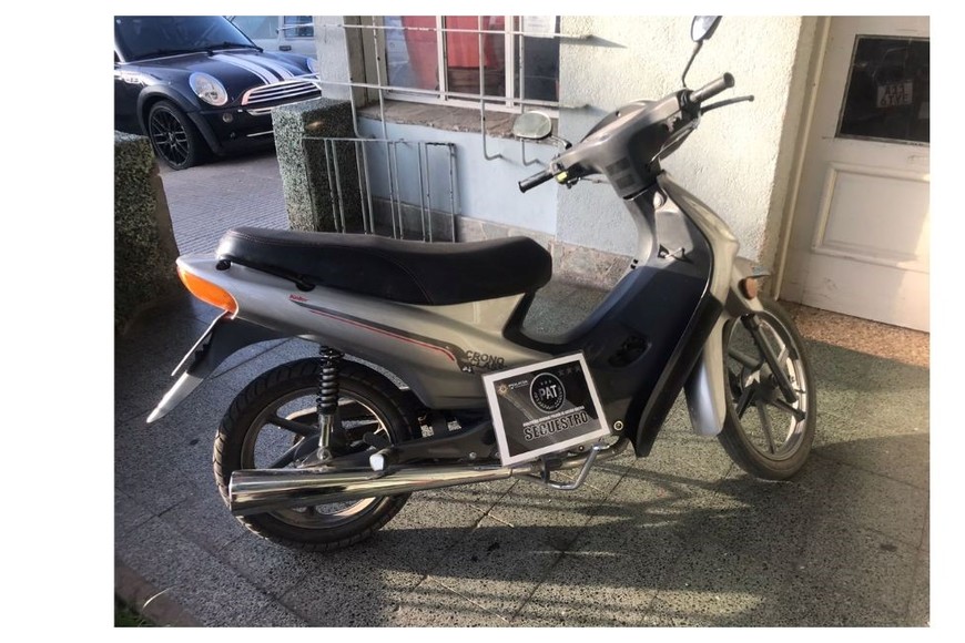 La víctima había denunciado el robo de una moto Keller Crono Classic de 110 c.c. gris minutos antes.  Crédito: Prensa PAT.