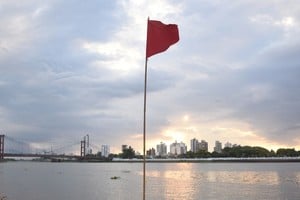 No bañarse. Si se ingresa al agua, es posible sufrir un ataque de palometa. Crédito: Manuel Fabatía