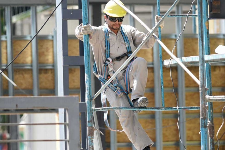 Las personas que trabajan al aire libre y están expuestas al sol y las altas temperaturas pertenecen al grupo de mayor riesgo sanitario por olas de calor. Crédito: Pablo Aguirre