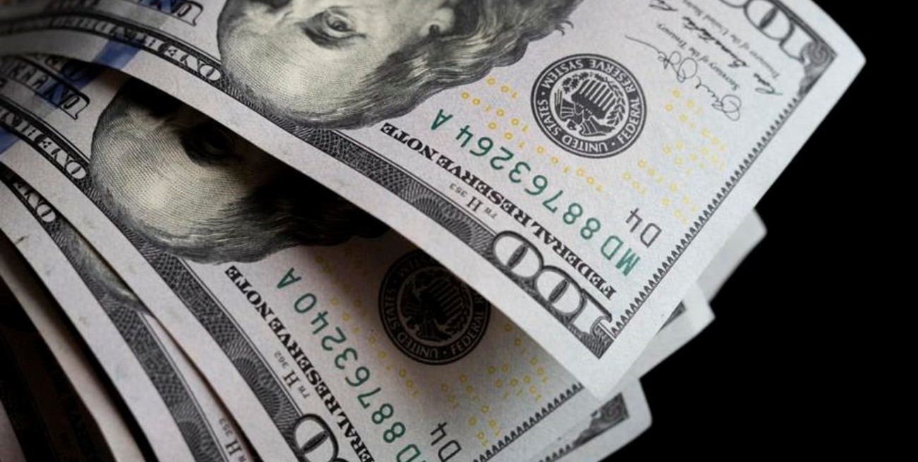 El dólar blue cerró marzo con otra baja: a cuánto se vendió este miércoles