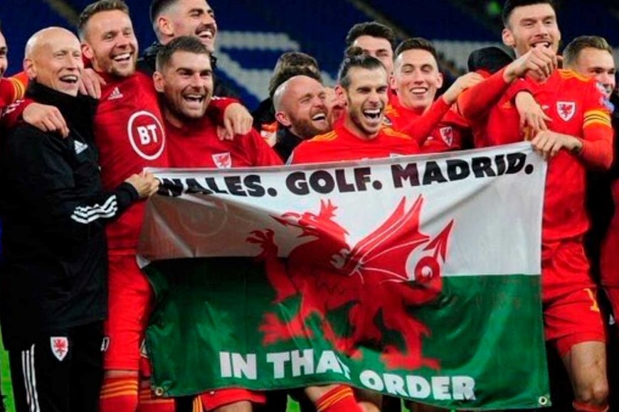 La particular bandera con la que posó en 2019 tras clasificar a la Eurocopa con Gales.