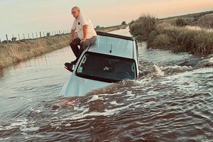 La foto del hombre sentado arriba de su camioneta se volvió viral.