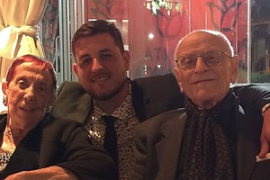 Natán recuerda con cariño "una relación de nieto y abuela, pero poco convencional: ella quería hacer actividades que no eran para su edad, en esa necesidad de estar donde pasan las cosas. Se enteraba de alguna cervecería y quería ir. Entonces yo la llevaba y escabiábamos a la par". Foto: Gentileza