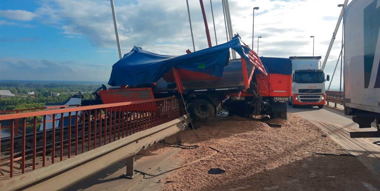 Un camión quedó colgando en el puente de Zárate Brazo Largo