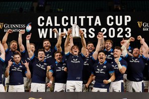 Además de "empezar con el pie derecho" en el Seis Naciones, con el triunfo ante Inglaterra, Escocia también se quedó con la tradicional "Calcutta Cup" que se pone siempre en juego en este torneo entre ambos equipos. Crédito: Reuters.