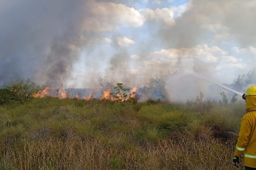 Personal de bomberos en acción. Crédito: Bomberos de Coronda