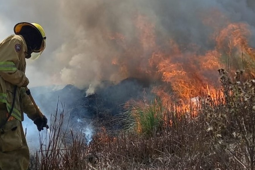 Combatiendo las llamas. Crédito: Bomberos de Coronda