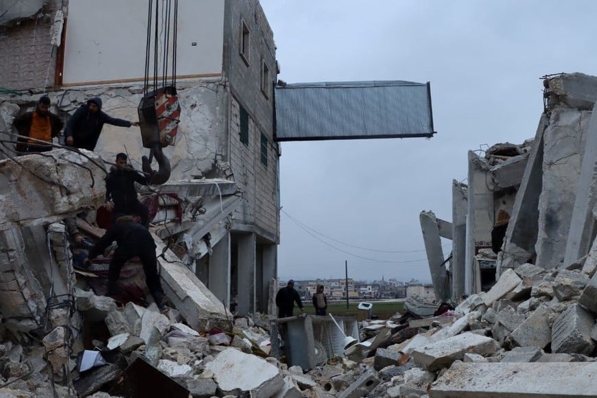 Los rescatistas buscan sobrevivientes bajo los escombros, luego del terremoto, en Al Atarib, Siria. Créditos: Cascos Blancos/ Reuters
