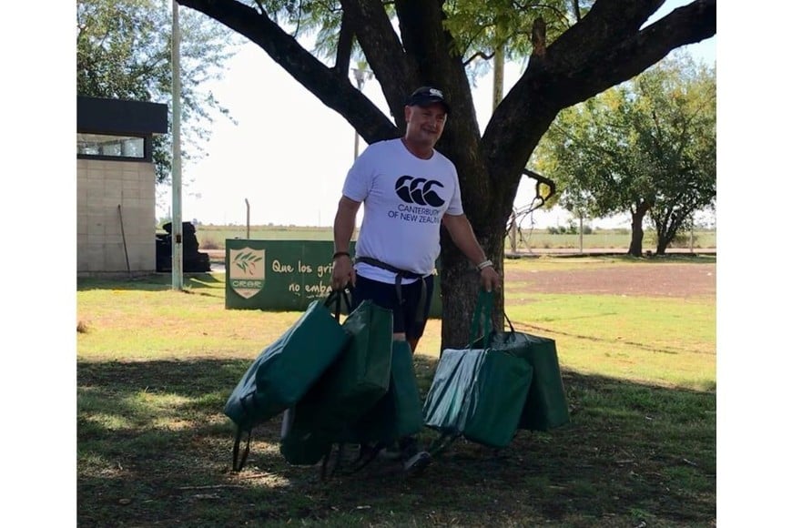Alejandro Chiavón en modo "utilero". Crédito: Prensa CRAR.