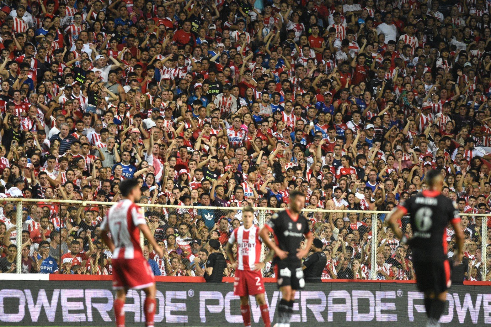 El hincha tatengue se hizo presente en el estadio. Unión cayó de local frente al ascendido Instituto de Córdoba por 2 a 0.