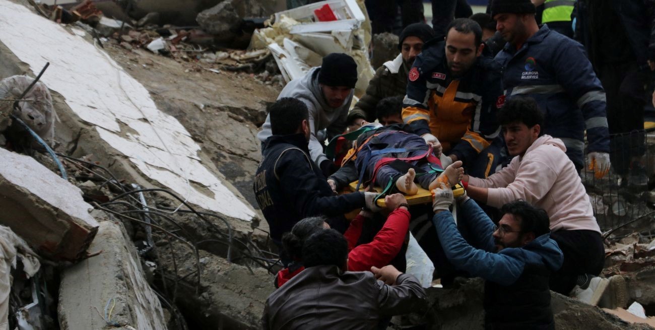 Más de 600 muertos y 2.300 heridos en Turquía y Siria por un terremoto