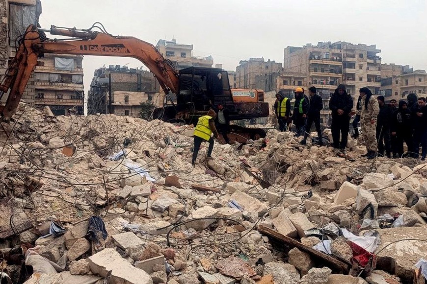 Rescatistas buscan sobrevivientes en el sitio de un edificio derrumbado. Créditos:  SANA Folleto/ Reuters
