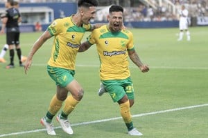 El volante Santiago Solari y el delantero Nicolás Fernández (de tiro penal) fueron los goleadores del encuentro. Crédito: Prensa DyJ